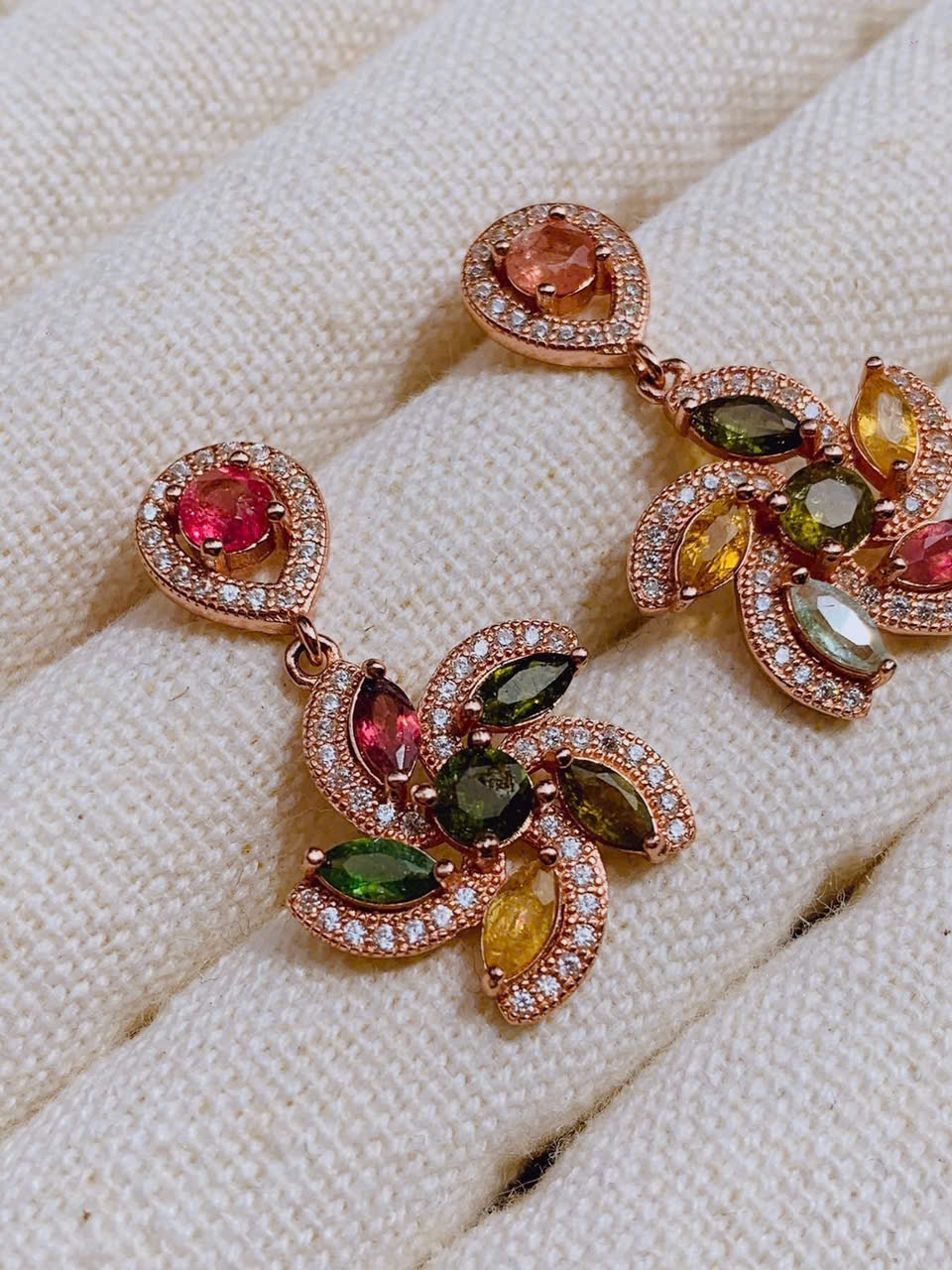 Khuyên tai Tourmaline biểu tượng 5 cánh hoa